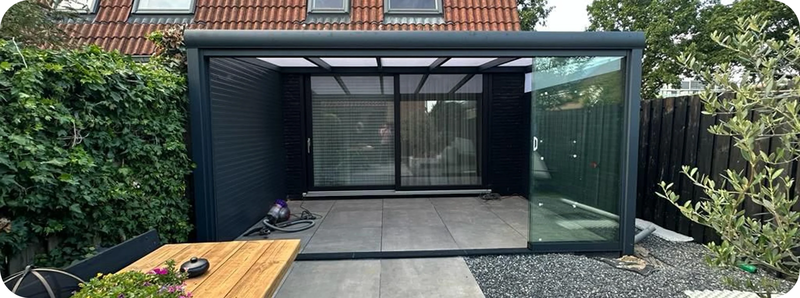 Moderne veranda met glazen schuifwand bij een woning