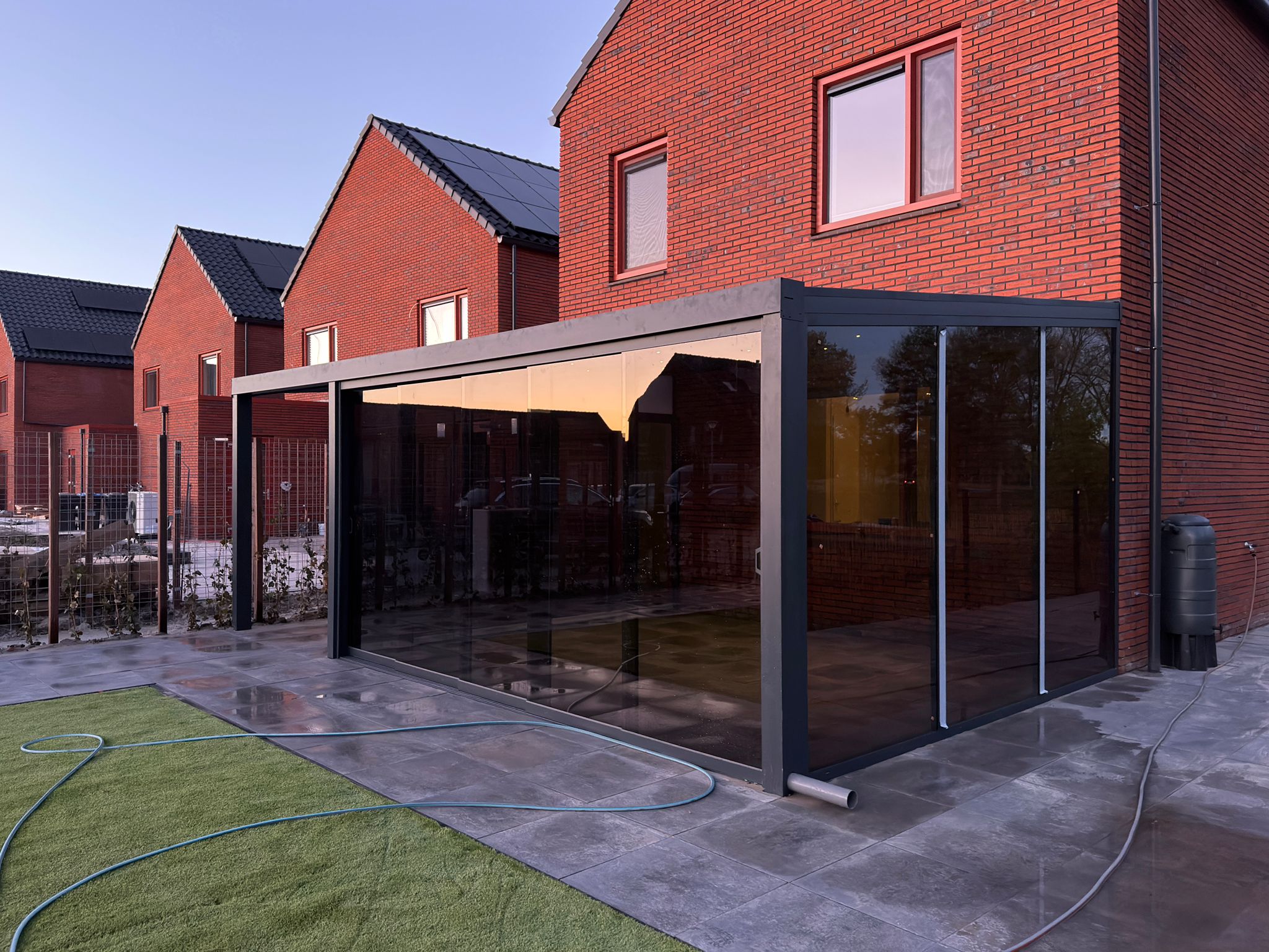 Aluminium veranda op maat geplaatst aan woning